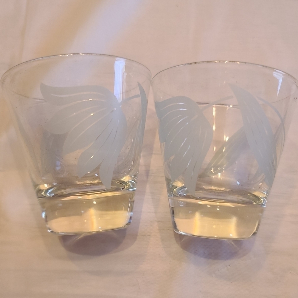 Set Of 2 Vintage Frosted Flower Design Small Glasses